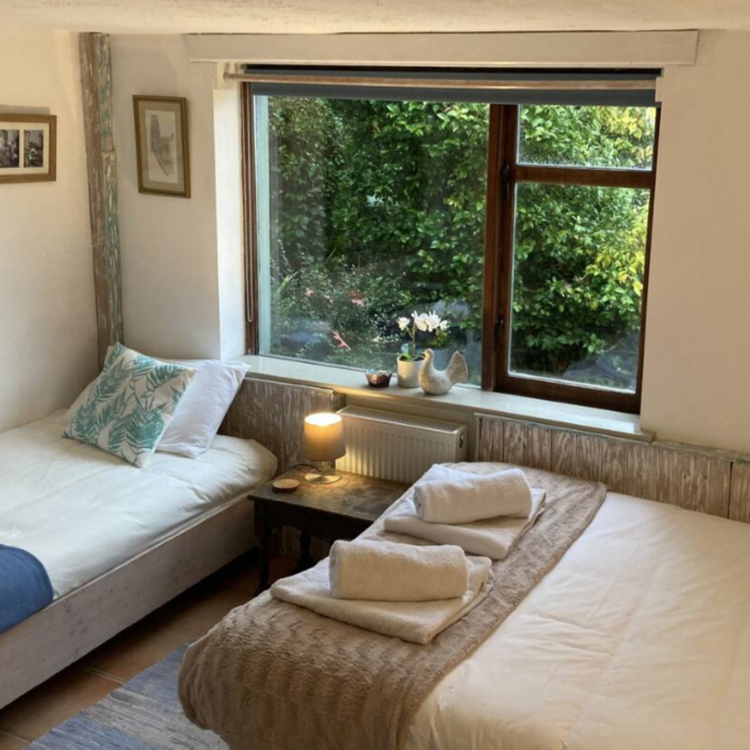 SHARED ROOM | DOUBLE BED | SHARED BATHROOM