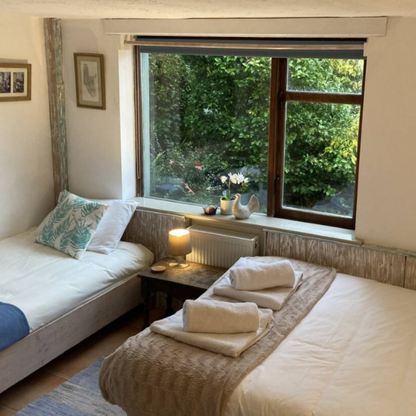 SHARED ROOM | DOUBLE BED | SHARED BATHROOM