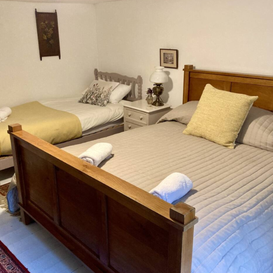 SHARED ROOM | DOUBLE BED | SHARED BATHROOM